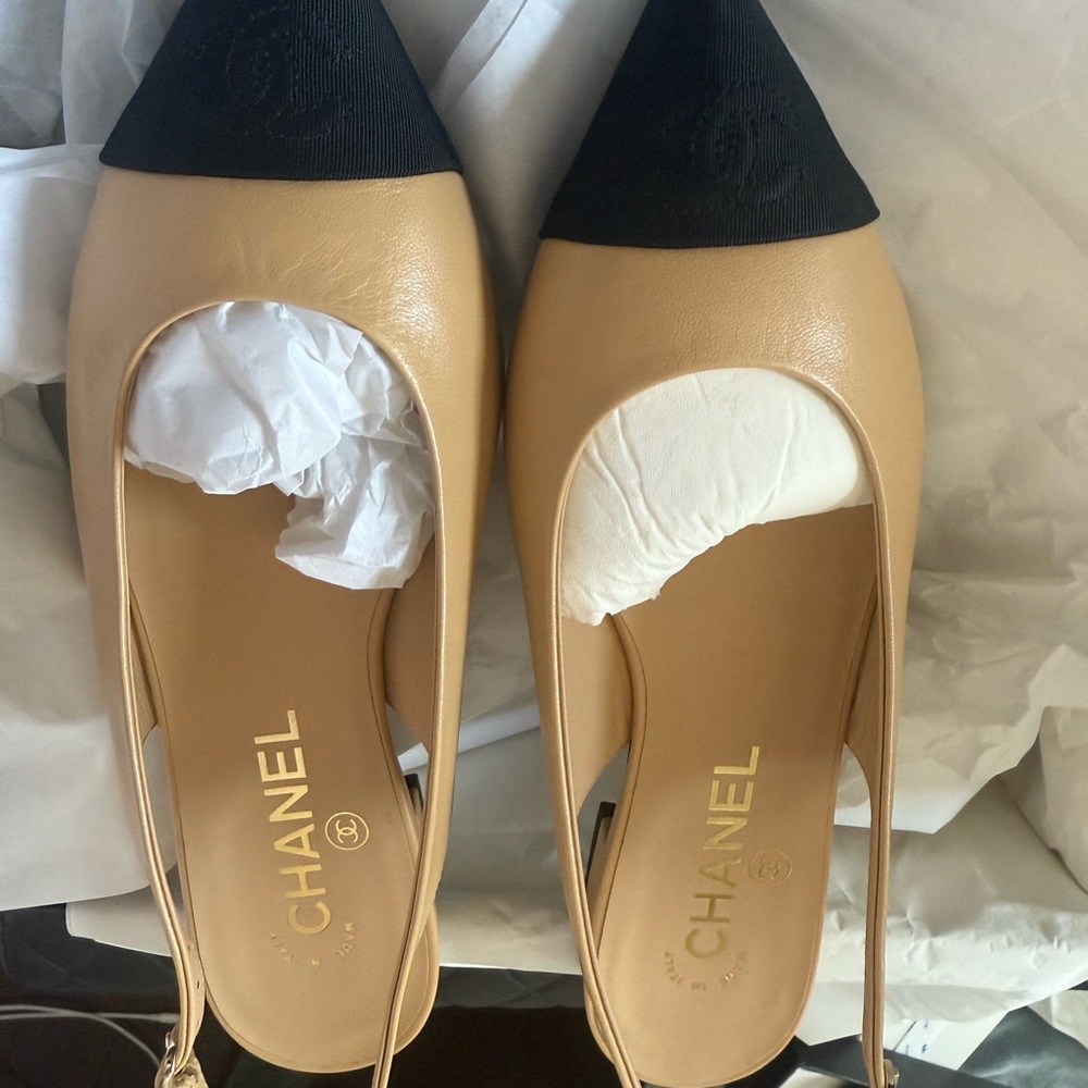 CHANEL Two-Tone Beige and Black Heels - Picture 3 of 12